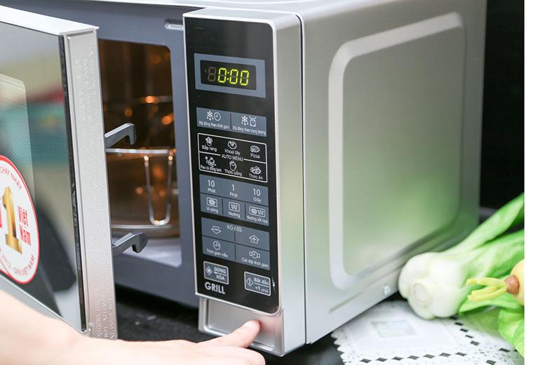 Bảng điều khiển điện tử, nút nhấn mở lò dễ sử dụng